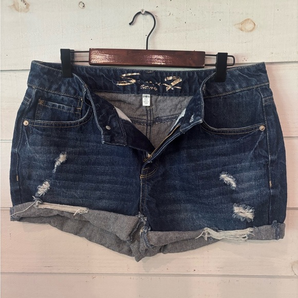 7 For All Mankind Womens 6 Weekend Short
Cut off Blue Jeans Shorts
Distressed - Picture 6 of 15